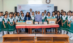 আইএফআইসি ব্যাংক হোলি ফ্যামিলি স্কুলে কম্পিউটার ও বই বিতরণ করেছে