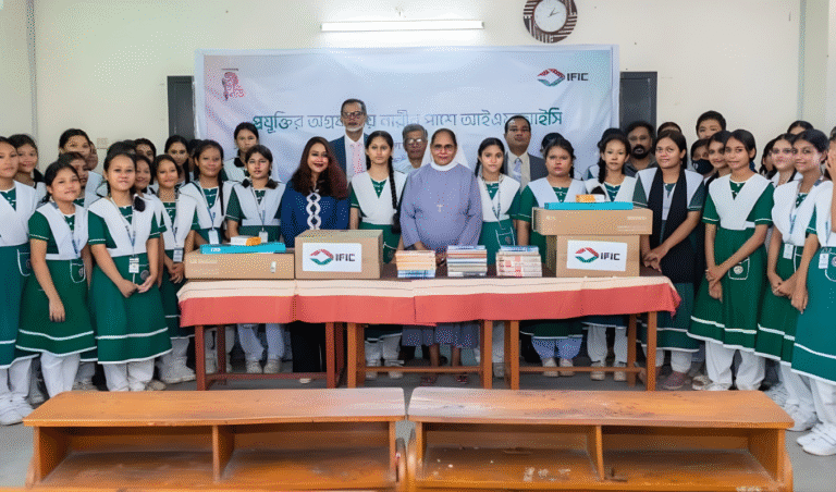 আইএফআইসি ব্যাংক হোলি ফ্যামিলি স্কুলে কম্পিউটার ও বই বিতরণ করেছে